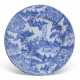 A LARGE DUTCH DELFT BLUE AND WHITE CHINOISERIE CHARGER - Foto 1