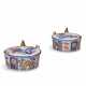 A PAIR OF DUTCH DELFT DORE IMARI BUTTER-TUBS AND COVERS - Foto 1