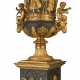 AN EMPIRE ORMOLU-MOUNTED PATINATED BRONZE VASE AND COVER - Foto 1