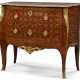 A LOUIS XV ORMOLU-MOUNTED TULIPWOOD PARQUETRY AND MARQUETRY COMMODE - Foto 1