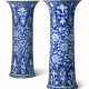 A LARGE PAIR OF CHINESE EXPORT PORCELAIN BLUE AND WHITE BEAKER VASES - Foto 1