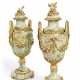 PAIRE DE VASES COUVERTS DE STYLE LOUIS XVI - photo 1