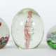 3 variierende Paperweights 2x 20. Jh. und 1x dat. … - photo 1