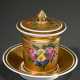 Empire Deckeltasse mit polychromer Malerei "Blumenbouquet" auf reichem Goldfond, 1. Viertel 19.Jh., H. 10,5cm, berieben - фото 1