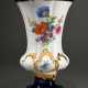 Meissen Prunkvase "Deutsche Blume" in B-Form mit Rocaille Relief, Porzellan polychrom, kobaltblau- und goldstaffiert, Modellnr.: 2790, Bossierernr.: 77?, Jahreszeichen: 1970, Dekor- und Malernr.: 332g 35, H. 25… - Foto 1