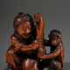 Buchsbaum Netsuke "Frau und Kappa beim Versteckspiel", sign. Tomomasa, sehr seltenes Sujet, 19.Jh., H. 4,4cm, Provenienz: Norddeutsche Sammlung - photo 1