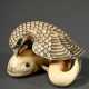 Elfenbein Netsuke "Kumataka der einen Namazu aus dem Wasser zieht" mit reich graviertem Gefieder, eingelegte Augen aus rotem und schwarzen Horn (Wels) sowie Silber und Horn (Bussard), schöne glänzende Patina, 1… - photo 1