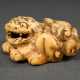 Kompaktes Elfenbein Netsuke "Kreisrund liegender Shishi" mit gelocktem Fell und beweglicher Kugel im Maul, schöne Gebrauchspatina, 19.Jh., B. 4,2cm, Provenienz: Norddeutsche Sammlung, Genehmigung nach VO (EG) 3… - photo 1