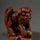 Kraftvolles Buchsbaum Netsuke "Sitzender Shishi auf Sockel", Boden beschriftet Shanghai 上海, H. 4,2cm, Provenienz: Norddeutsche Sammlung - photo 1