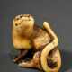 Kleines Elfenbein Netsuke "Sich sitzend umschauender Tiger" in Rensai Art, eingelegte Horn Augen, schöne bernsteinfarbene Patina, 2. Hälfte 19.Jh., H. 3,1cm, 2 rest. Beine, Provenienz: Norddeutsche Sammlung, Ge… - Foto 1