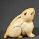 Elfenbein Netsuke "Hase in den Himmel schauend" mit eingelegten Bernstein oder Horn Augen, schöne beriebene Gebrauchspatina, Mitte 19.Jh., H. 3,3cm, Provenienz: Norddeutsche Sammlung, Genehmigung nach VO (EG) 3… - фото 1