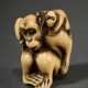 Hirschhorn Netsuke "Affe mit Pfirsich und Jungem auf dem Rücken" im Stil von Mitsuhide, kompakte Form, Ende 19.Jh., H. 3,4cm, Provenienz: Norddeutsche Sammlung - photo 1