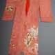 Rostroter Kimono mit farbigem Floraldekor, Brokatseidencrêpe mit Golddruck, 20.Jh., 身丈 mitake L. 151cm, Tragespuren - Foto 1