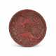 A RARE CARVED CINNABAR LACQUER ‘LION’ DISH - Foto 1