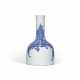 A RARE BLUE AND WHITE `PHOENIX` MALLET VASE - Foto 1