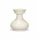 A WHITE-GLAZED COMPRESSED PEAR-SHAPED JAR AND COVER - Foto 1