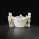 A VERY RARE FINELY CARVED WHITE JADE `BOYS` WASHER - Foto 1