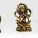 Drei Bronzen: Tara, Sitatara und Vaishravana - Foto 1