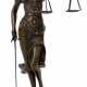 Bronzefigur "Justitia", braun patiniert, auf rundem Marmorsockel, Ges.-H. 39 cm - фото 1