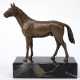 Mara, Antonin (1877-1946) "Pferd", Bronze,H. 11 cm, auf Marmorplinthe, Ges.-H. 14,5 cm, unterseitig Originaletikett - Foto 1