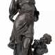 Figur "Weibliche Schönheit mit Kind", Metallguß um 1900, bronziert, H. 50 cm, auf Marmorplinthe, Ges.-H. 52,5 cm - photo 1