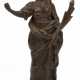 Kleine Bronze-Figur "Frau im langen Gewand mit Palmwedel" (Inhalt der rechten Hand fehlt), braun patiniert, auf quadratischem Sockel, H. 9,2 cm - Foto 1