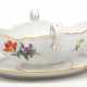 Meissen-Sauciere, Bunte Blume 3 mit Goldrand, Altozier, Schwertermarke mit 2 Schleifstrichen, L. 24 cm - фото 1