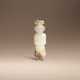 A SMALL WHITE AND RUSSET JADE STANDING FIGURE - Foto 1