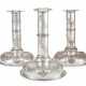 A SET OF THREE CONTINENTAL SILVER-PLATED CANDLESTICKS - Foto 1