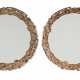 A PAIR OF CENTRAL EUROPEAN CARVED FRUITWOOD MIRRORS - Foto 1