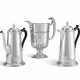 TWO SIMILAR ENGLISH SILVER COFFEE POTS AND A SILVER-PLATED PITCHER - Foto 1