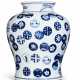 A CHINESE PORCELAIN BLUE AND WHITE BALUSTER VASE - Foto 1