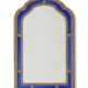 A BLUE GLASS INSET GILTWOOD AND GILT COMPOSITION MIRROR - Foto 1