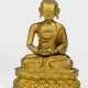 Vergoldete und getriebene Figur des Buddha Shakyamuni im Meditationssitz - Foto 1