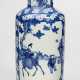 Unterglasurblau dekorierte Rouleau-Vase aus Porzellan mit Gelehrten und Dienerknaben - Foto 1