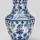 Unterglasurblaue hexagonale Vase mit Blütendekor - Foto 1