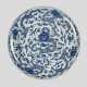 Großer unterglasurblau dekorierter 'Neun Drachen'-Teller aus Porzellan - photo 1