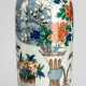 Rouleauvase aus Porzellan mit Wucai-Dekor von Blüten und Antiquitäten - photo 1