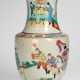 Polychrom dekorierte Vase aus Porzellan mit Xiao He und Han Xin - Foto 1