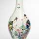 Große und seltene polychrom dekorierte Flaschenvase aus Porzellan mit Damen und Knaben - Foto 1
