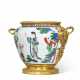 A REGENCE ORMOLU-MOUNTED CHINESE WUCAI PORCELAIN CACHE-POT - Foto 1