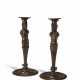 A PAIR OF BRONZE CANDLESTICKS - Foto 1