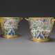 A PAIR OF REGENCE ORMOLU-MOUNTED CHINESE WUCAI PORCELAIN CACHE-POTS - Foto 1