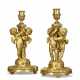 A PAIR OF LATE LOUIS XV ORMOLU CANDLESTICKS - Foto 1