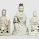 Drei Dehua-Figuren des Guanyin mit Knaben bzw. Adoranten - фото 1