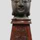 Feiner Kopf des Buddha aus Gusseisen auf einem Hartholzstand - фото 1