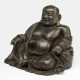 Bronze des Budai an seinen Sack gelehnt sitzend dargestellt - Foto 1