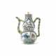 A FAMILLE VERTE ‘FLOWER AND ROCK’ DOUBLE-GOURD EWER AND COVER - Foto 1