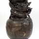 Bronze-Vase, China, 20. Jh., gebauchter Korpus mit plastisch aufgelegter Schildkröte und Drachen, H. 46 cm - фото 1