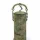 A BRONZE CYLINDRICAL TRIPOD VESSEL AND COVER, XING - Foto 1